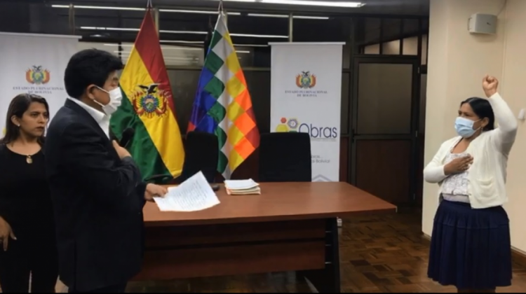 Ministro Edgar Montaño posesiona a Arminda Choque como directora de AASANA. Foto: captura de pantalla