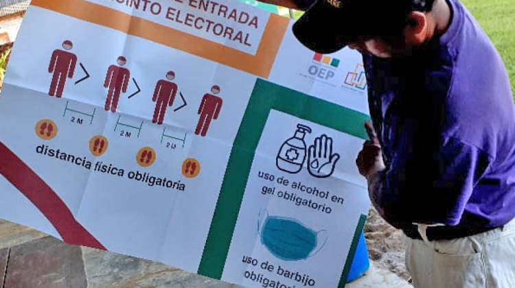 Ciudadano mostrando las recomendaciones para asistir a las urnas. Foto: OEP