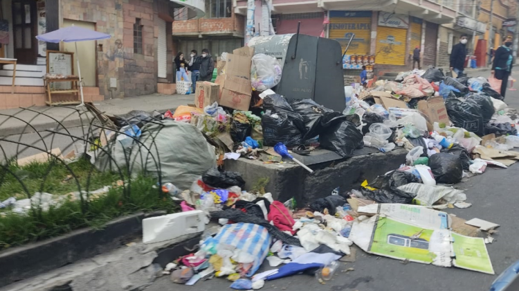 La basura acumulada en las calles paceñas. Foto: ANF