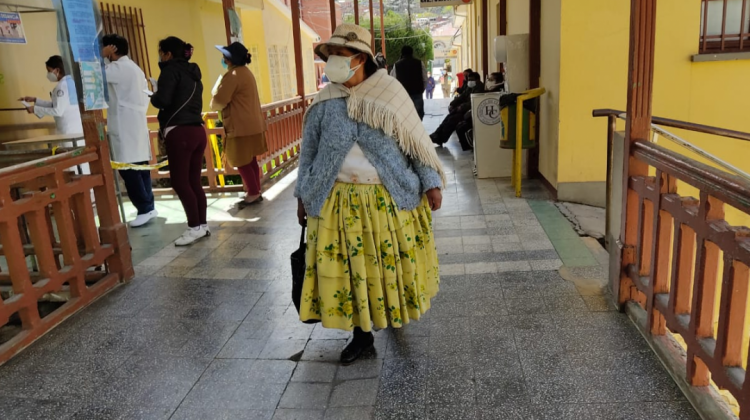 Una persona camina en el Hospital de Clínicas de La Paz. Foto: ANF