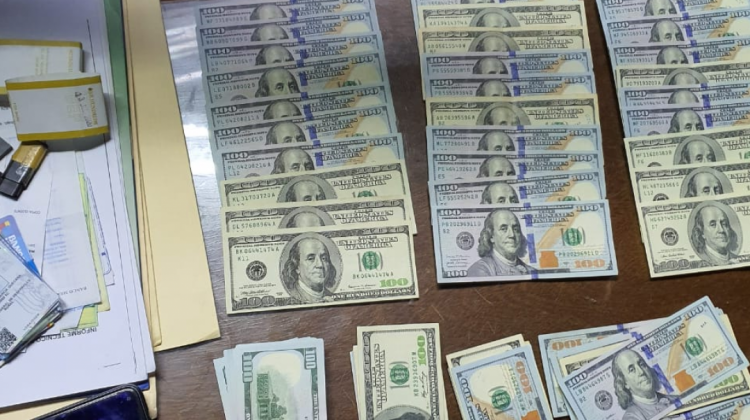 Los dólares que fueron secuestrados infraganti al exministro. Foto: Ministerio de Gobierno