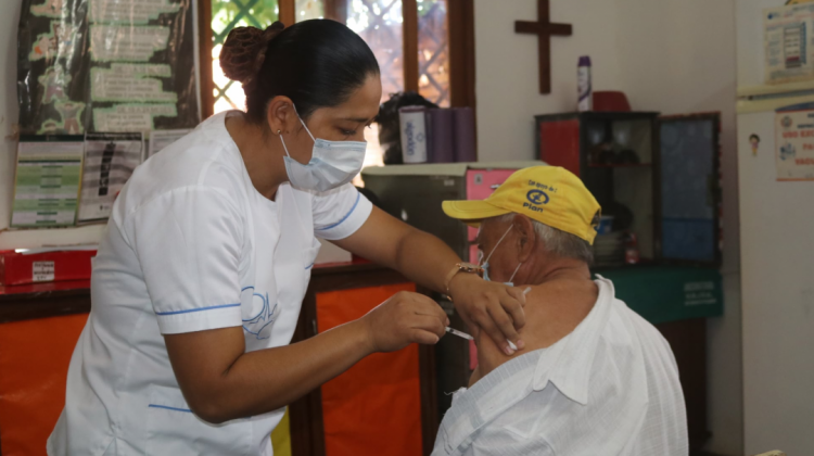 Un adulto mayor reciben la vacuna contra el Covid-19 en un municipio cruceño. Foto: Alcaldía de San Ignacio de Velasco