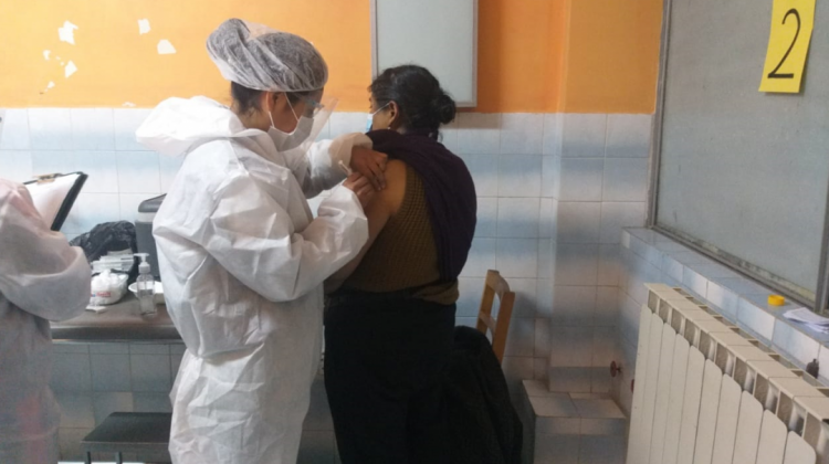 Una persona recibe la dosis contra el virus. Foto: Sedes La Paz