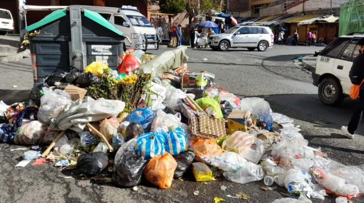 Basura acumulada en la plaza Eguino. Foto: Gentileza
