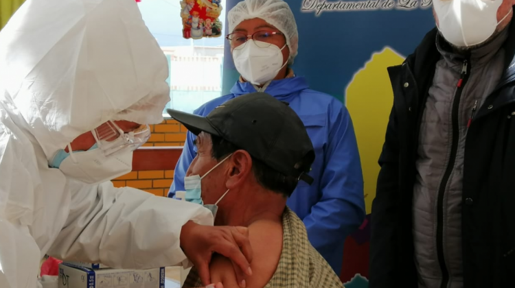 Un adulto mayor recibe la dosis contra el Covid-19. Foto: Sedes La Paz