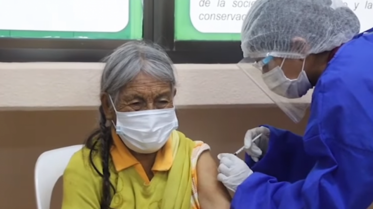 Una adulta mayor recibe la vacuna contra el Covid-19 en Santa Cruz. Foto: Captura de pantalla