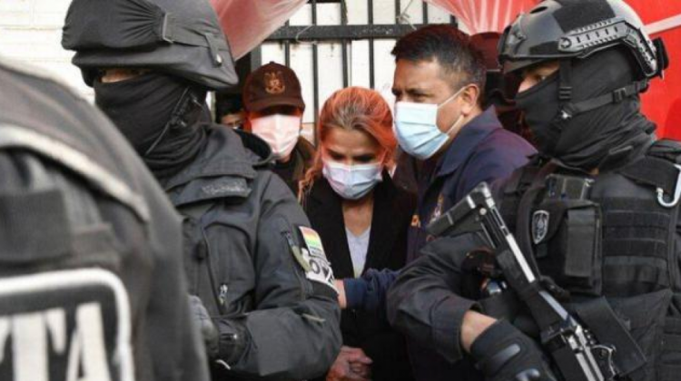 Expresidenta Jeanine Añez cuando fue llevada al penal de Obrajes. Foto archivo: Urgente.bo