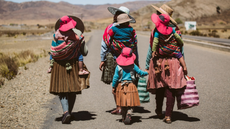 Mujeres con sus hijos e hijas. Foto: UNFPA Bolivia