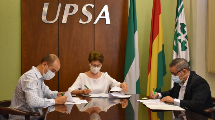 Firma del convenio entre la UPSA y Siemmens. Foto: UPSA