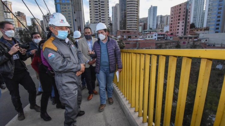 Arias durante la inspección en el puente de Las américas. Foto: Alcaldía de La Paz