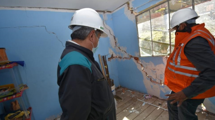 El alcalde Iván Arias inspecciona una de las viviendas afectadas. Foto: GAMLP