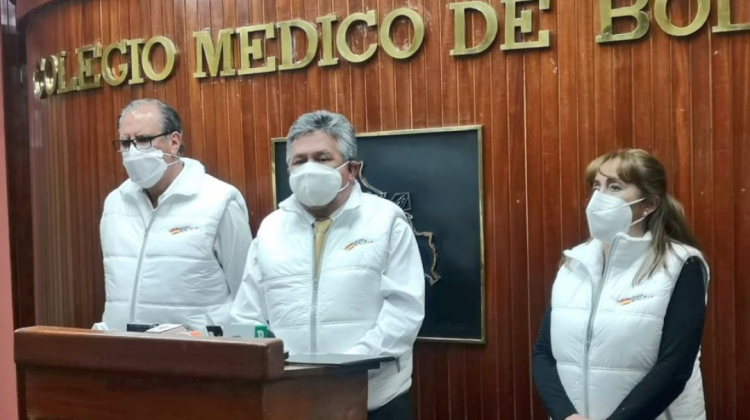 Las autoridades del Colegio Médico de Bolivia en rueda de prensa. Foto: Armin Copa