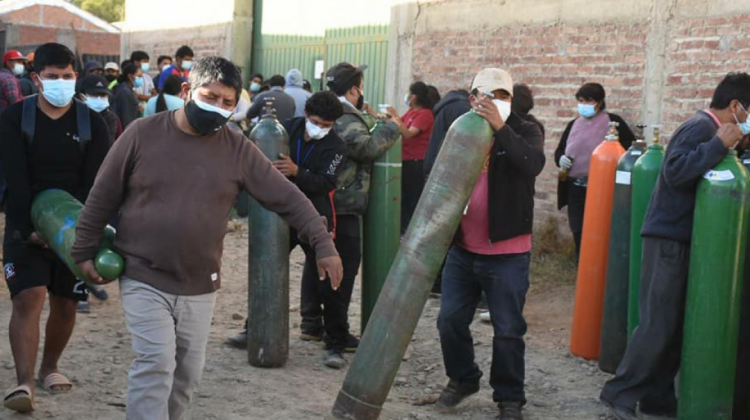 Largas filas de personas que buscan oxigeno en Cochabamba. Foto: Dico Solís/Opinión