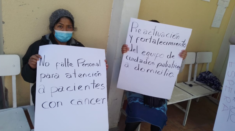 Pacientes con cáncer durante su protesta este lunes. Foto: Cortesía