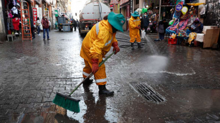Trabajadores de limpieza en La Paz. Foto: MSN