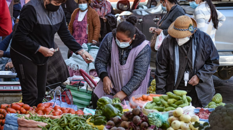 La población cochabambina se abastece de alimento en un mercado. Foto: Dico Soliz/Opinión