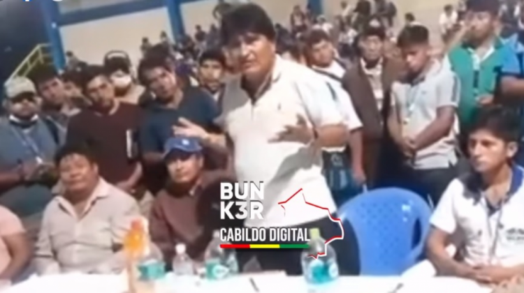 Evo Morales en una reunión con un grupo de personas. Foto: captura de pantalla El Bunker.