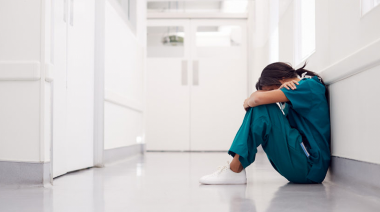 Estudios confirman que los trabajadores en salud enfrentan síntomas depresivos. Foto. RRSS