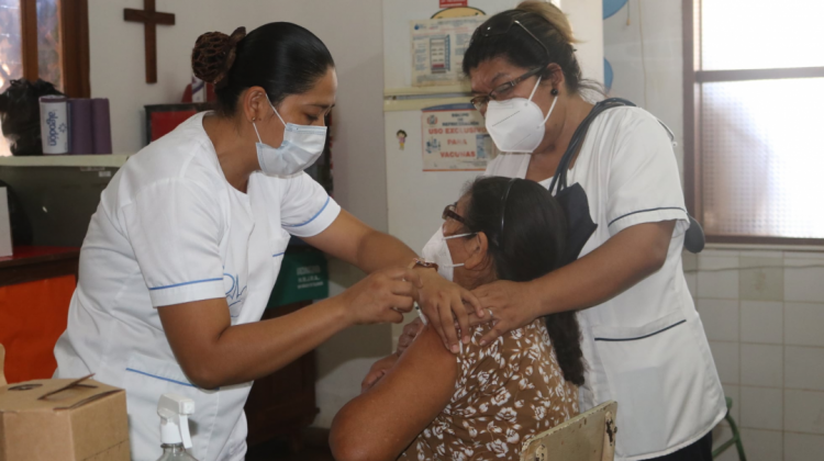 Una persona recibe la vacuna contra el Covid-19. Foto: Gobierno Autónomo Municipal de San Ignacio de Velasco