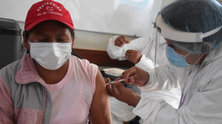 Una persona recibe la vacuna contra el Covid-19. Foto: Opinión