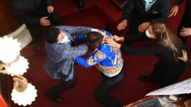 Legisladores de Creemos y el MAS protagonizan una pelea en la ALP. Foto: Ministerio de Gobierno
