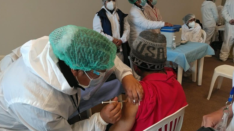 Una persona recibe la dosis contra el Covid-19. Foto: Sedes La Paz