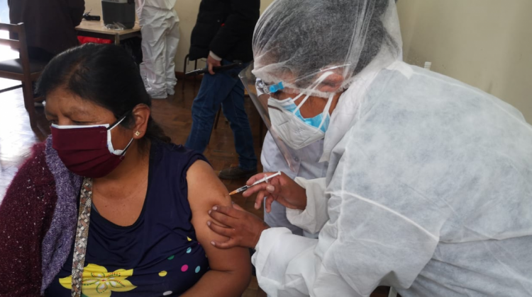 Una persona recibe la vacuna contra el Covid-19 Foto: Ministerio de Salud