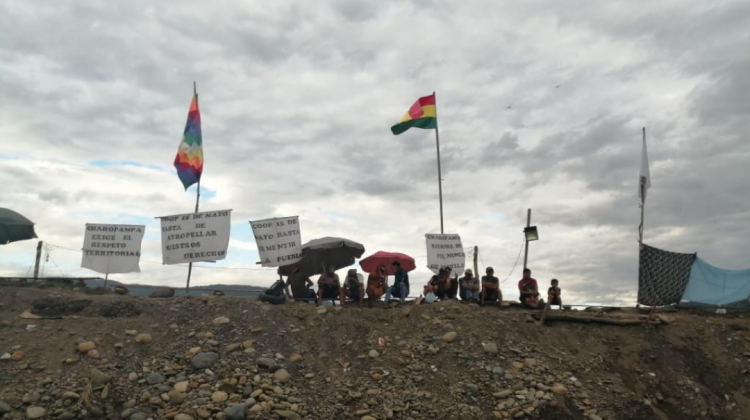 Comunarios de Charopampa que se oponen a la actividad de Cooperativa Minera 15 de mayo. Foto: ANF archivo