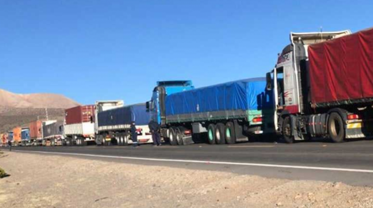 Fila de camiones varados en la frontera entre Chile y Bolivia. Foto:RRSS
