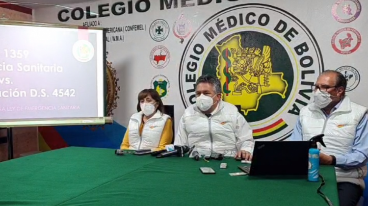 Autoridades del Colegio Médico de Bolivia en rueda de prensa. Foto: Captura de pantalla