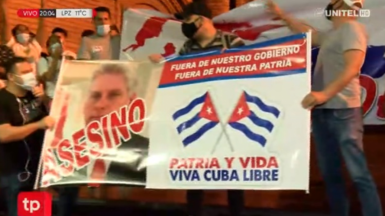 La protesta de los residentes cubanos en Santa Cruz. Foto: Captura de pantalla