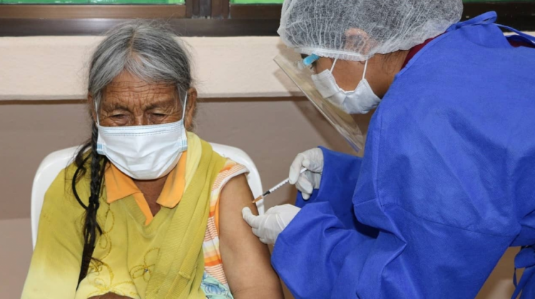 Una adulta mayor recibe la dosis contra el Covid-19. Foto: Gobernación de Santa Cruz