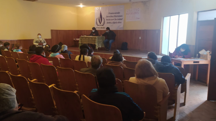Encuentro de conformación del colectivo de defensores de derechos de Oruro en la sede del Magisterio de esa ciudad. Foto: UNITAS.