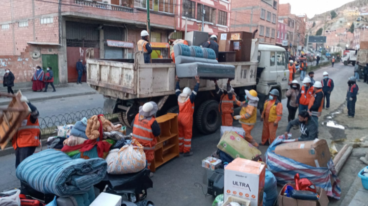 Funcionarios ediles ayudan a evacuar a las familias afectadas. Foto: Alcaldía de La Paz
