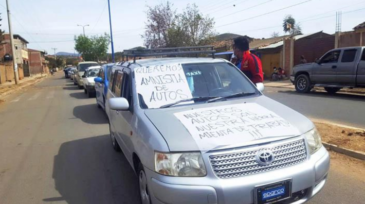 Una protesta de propietarios de vehículos indocumentados en Aiquile, Cochabamba. Foto: Los Tiempos