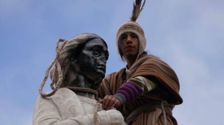 El sujeto que se subió a la estatua de Colón en el centro paceño. Foto: Colectivo Wiphala