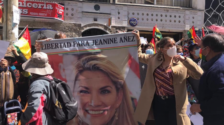 La hija de Jeanine Añez, Carolina Ribera durante una protesta en favor de su progenitora. Foto: Conade