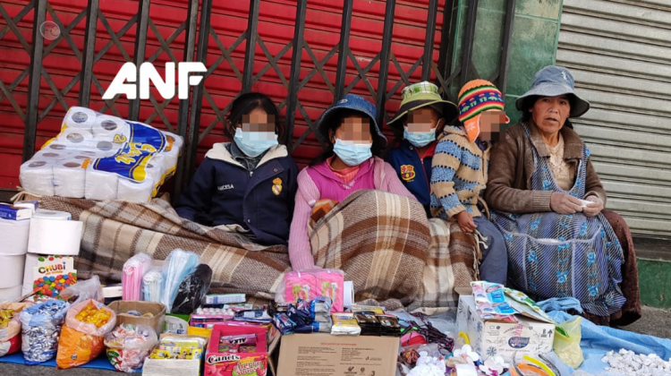 Leticia junto a sus cuatros hijos ofrecen sus productos en una calle de El Alto. Foto: ANF