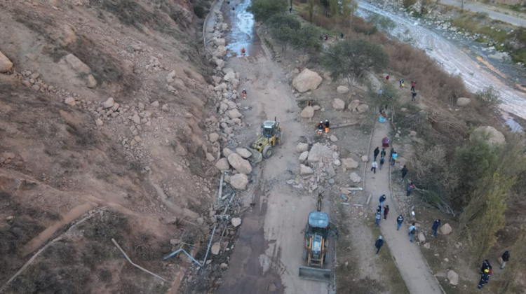 La vía afectada por el desprendimiento de rocas. Foto: Alcaldía de La Paz