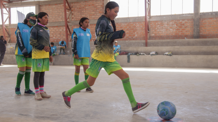 Adolescentes practican futsal en la población de Corapata, La Paz.