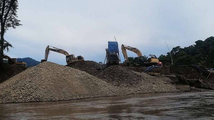 Las dragas que utilizan las mineras. Foto: El Deber