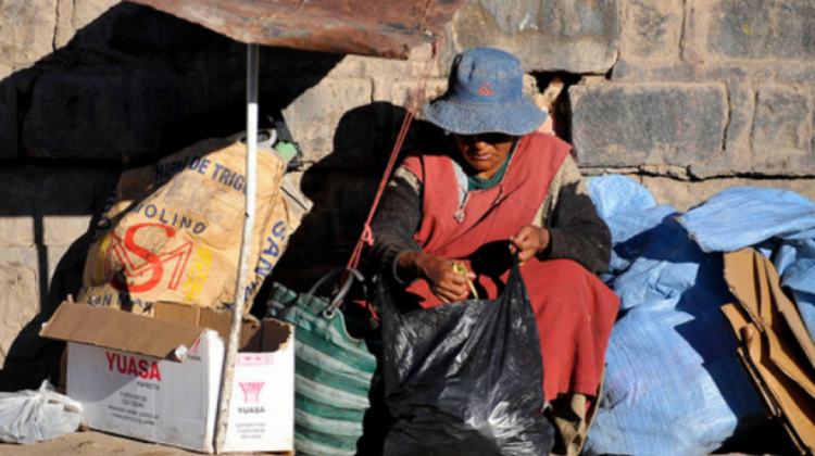 Mujer sin hogar en Potosí. Foto. OIT