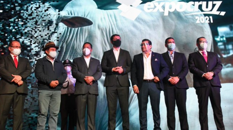 Autoridades, empresarios en la Expocruz. Foto: ABi y video: El Deber