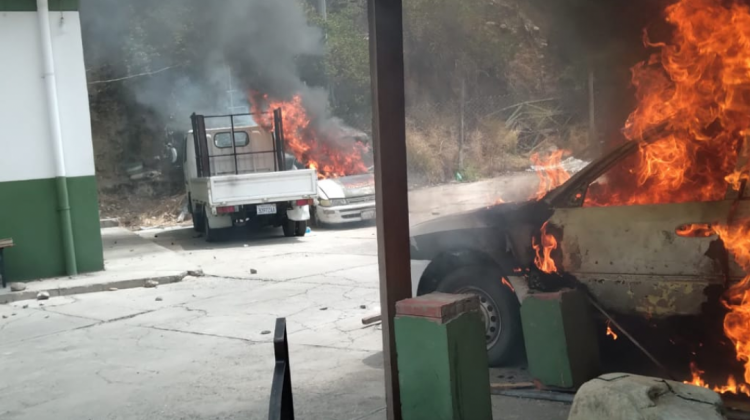 Cinco patrullas del módulo policial de Villa Fátima fueron quemados. Foto: ANF