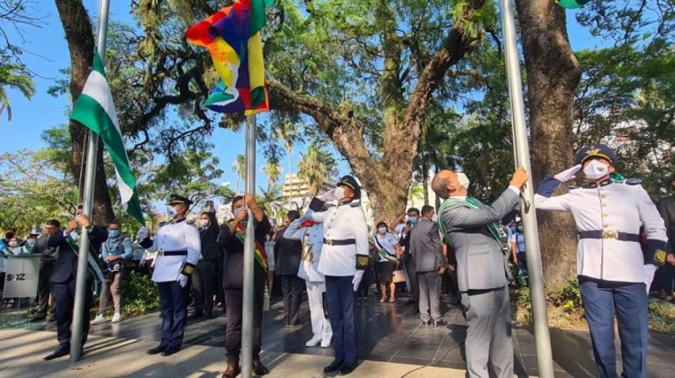 La iza de las banderas. Foto: El Deber