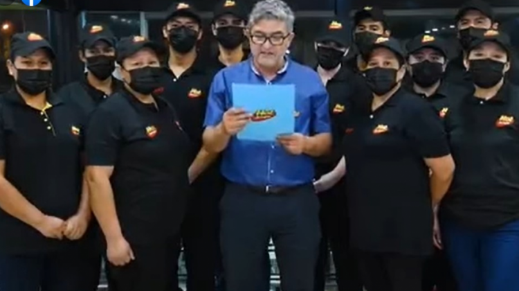 El propietario de Hot Burger junto a trabajadores. Foto: captura video