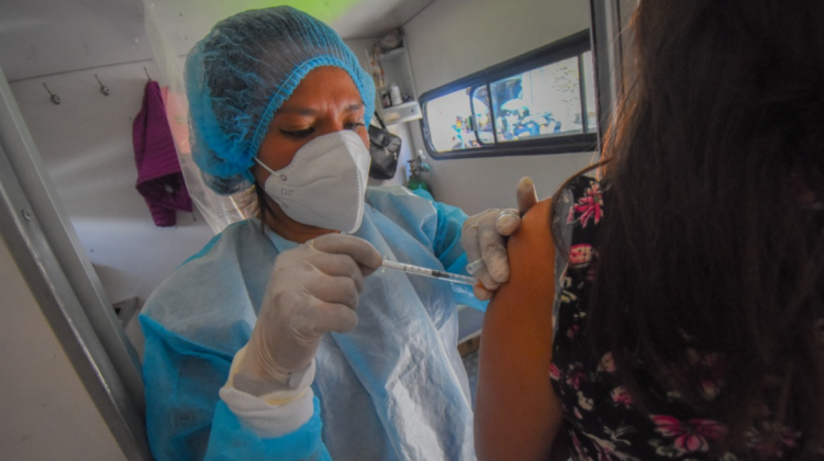 Una persona  es inmunizada contra el Covid-19. Foto: Alcaldía de La Paz