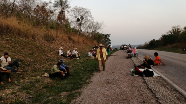 Los indígenas toman un descanso en la carretera. Foto. Mercedes Fernández