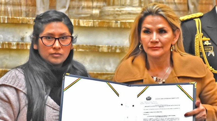 Jeanine Áñez y Eva Copa en la promulgación de la ley de Prórroga de Mandato. Foto: APG