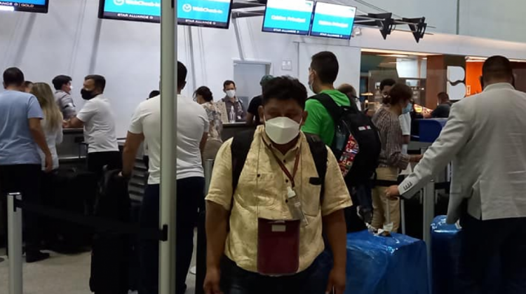 Adolfo Chávez cuando pretendía tomar un vuelo internacional. Foto: Cidob orgánica